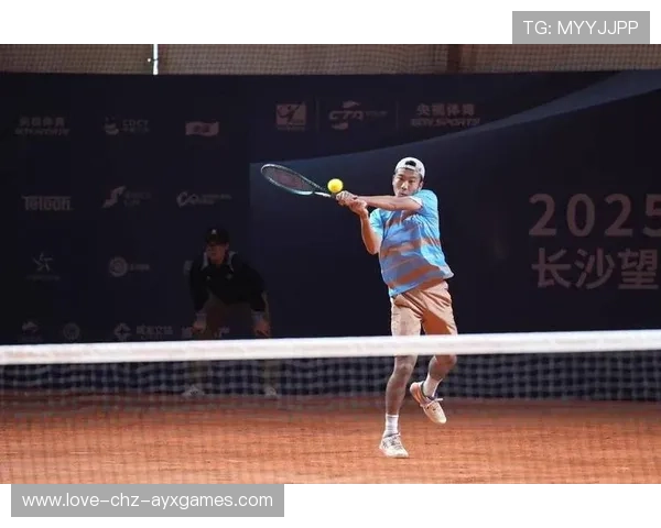 网球巡回赛火热开战,多位选手赛季首秀表现抢眼 网球巡回赛火热开战,多位选手赛季首秀表现抢眼