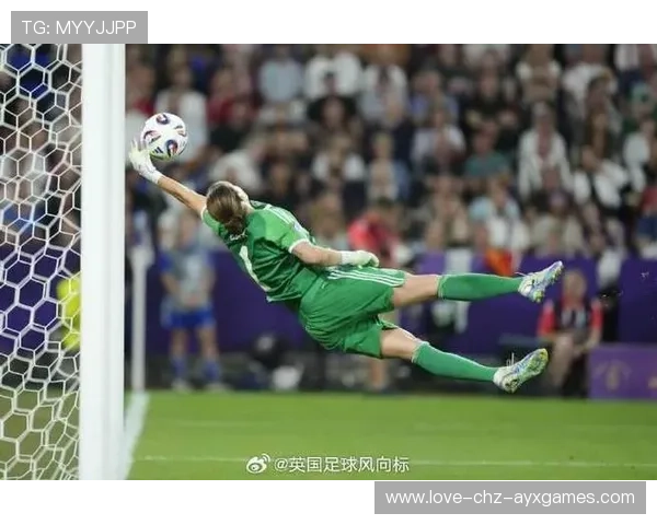 足球门将飞身扑救改变整场走势