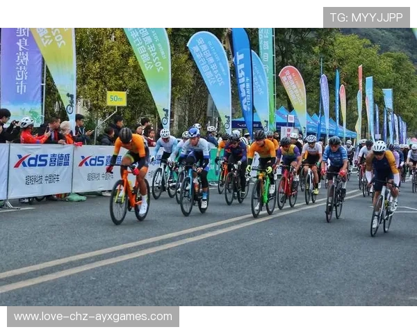 自行车赛轮胎滑行声音成为节奏背景 自行车赛轮胎滑行声音成为节奏背景