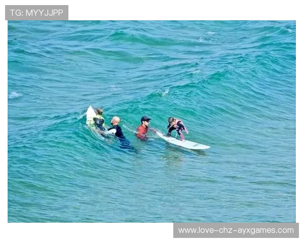 冲浪少年“单手站板”视频火遍全球,被称海上魔术师 冲浪少年“单手站板”视频火遍全球,被称海上魔术师