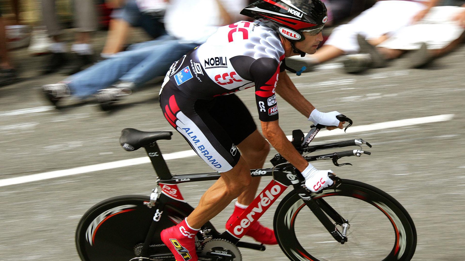 大学生十公里公路跑 终点处设置简历投递点引发关注